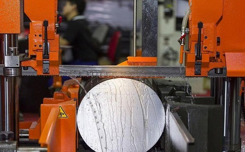 平江立式金属带锯床切削出现跑带故障解决方法！